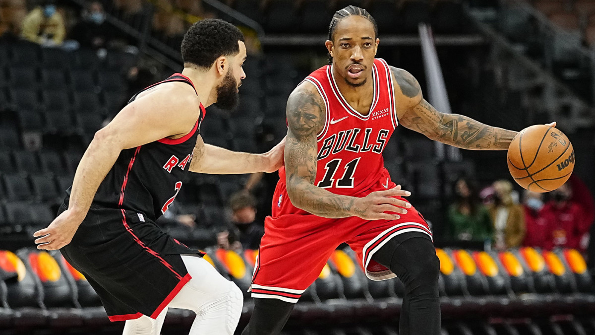 Chicago Bulls forward DeMar DeRozan (11) drives to the net against Toronto Raptors guard Fred VanVleet.